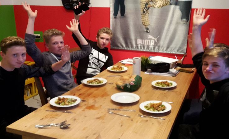 Gemeinsam einkaufen, kochen und auch essen ist im ÖGJ-JUZ angesagt.