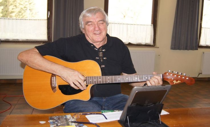 Multitalent Kurt Weinberger spielt bei Seniorenbund-Veranstaltungen auch Gitarre und singt.