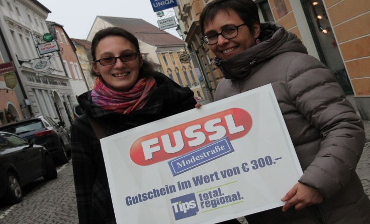 Ingeborg Berger (l.) und Tips-Glücksengerl Claudia Greindl in der Salzgasse. Foto: Überegger