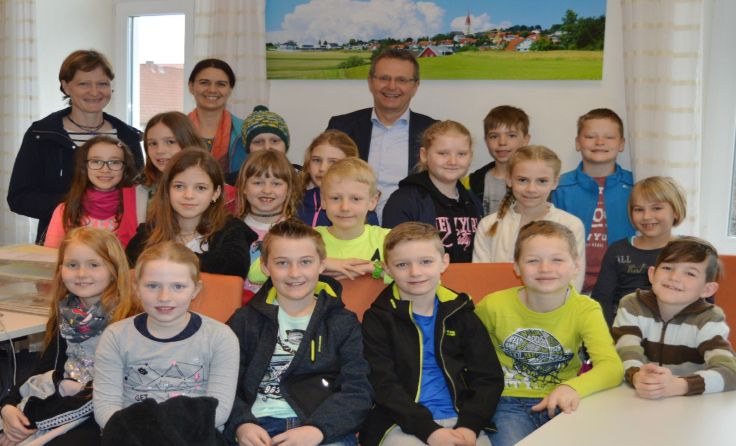 Die 3b Klasse mit den Lehrerinnen Martina Leonhardsberger und Astrid Amerstorfer