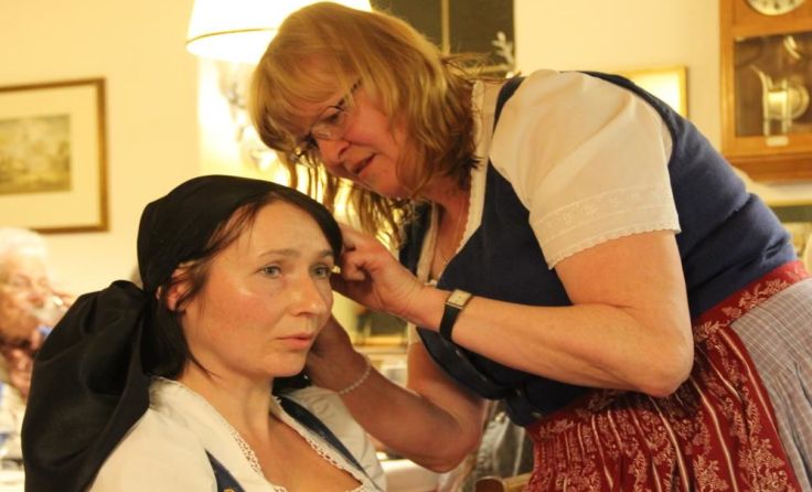 Christa Hayder aus Weitersfelden stand das breit gebundene Seidentuch besonders gut. 
