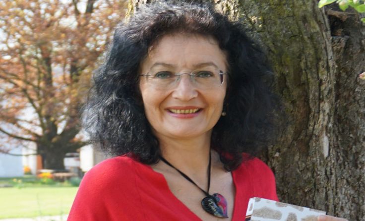Autorin Eva Reichl mit ihrem jüngsten literarischen Kind, "Mühlviertler Blut". 