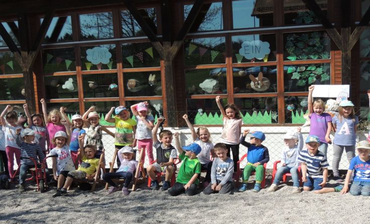 Die Mönchdorfer Kindergartenkinder sind stolz auf ihr Lese-Schaufenster. 