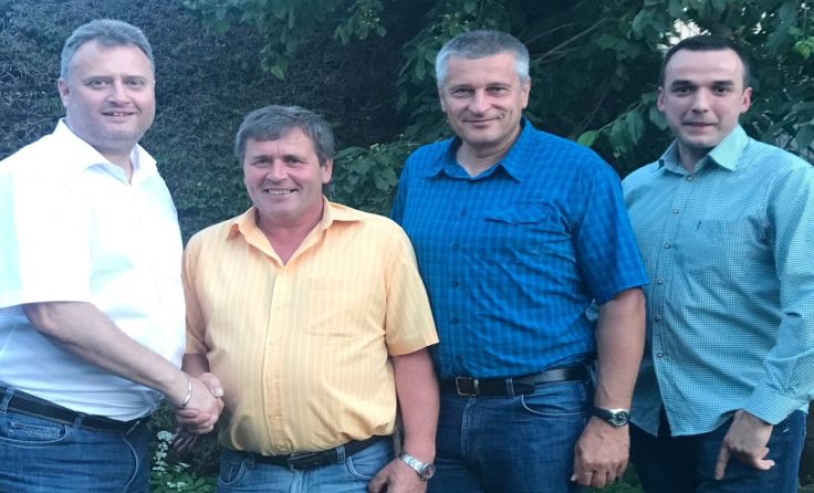 Bezirksobmann Peter Handlos (l.) gratulierte Alois Affenzeller (2. v. l.) und seinem Team. 