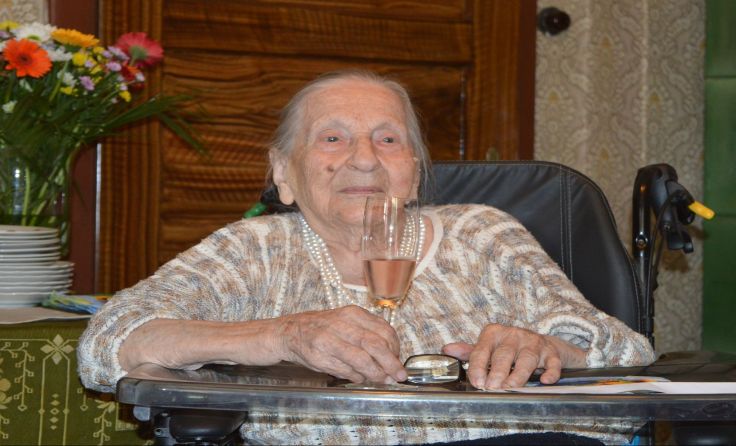 100 Jahre bei voller geistiger Frische: Maria Meditz Fotos: Marktgemeinde Neumarkt