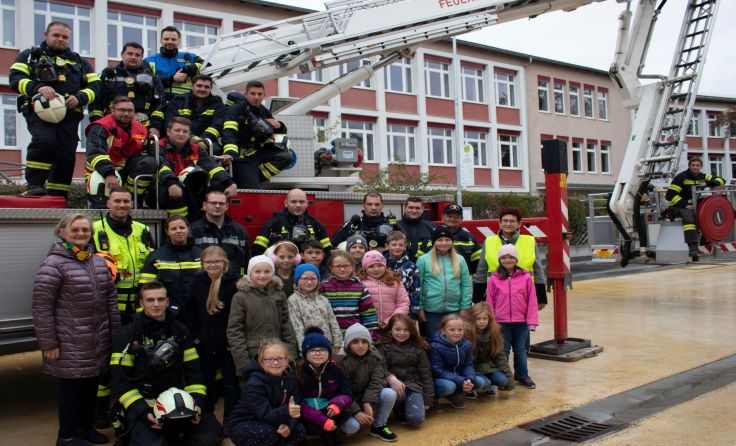 Die "Geretteten" aus der 3a-Klasse und ihre Retter von der FF Freistadt. Foto: VS 1 Freistadt