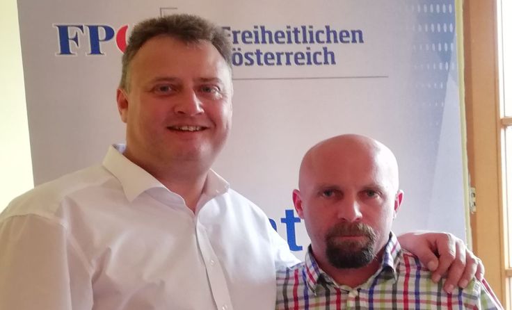 LAbg. Peter Handlos gratulierte Ortsparteiobmann Roland Schwarz (r.) zur Wiederwahl. Foto: FPÖ
