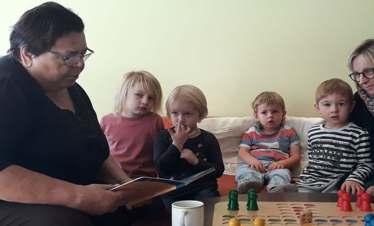 Christine Gradl liest den Kindergartenkindern vor. Foto: Greindl