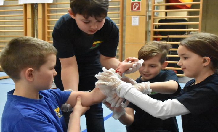 Versorgung einer starken Blutung: Viertklässler durften „Opfer“ spielen. Foto: Greindl