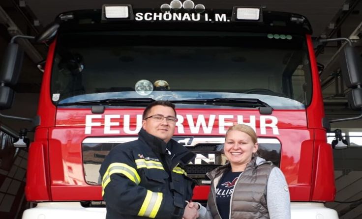Melanie H. bedankte sich herzlich bei Kommandant Roman Pointner. Foto: FF Schönau