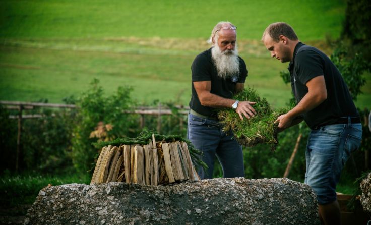Die Dangerösser-Männer beim Pechölbrennen iin Kaltenberg. Foto: Servus TV/DMG