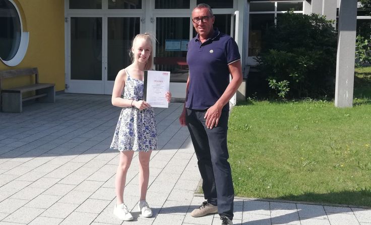 Julia Wahl mit Therapieleiter Franz Schinnerl Foto: Lebensquell Bad Zell