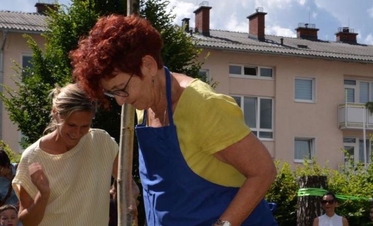 Die scheidende Frau Direktor beim Nussbaumpflanzen. Fotos: privat