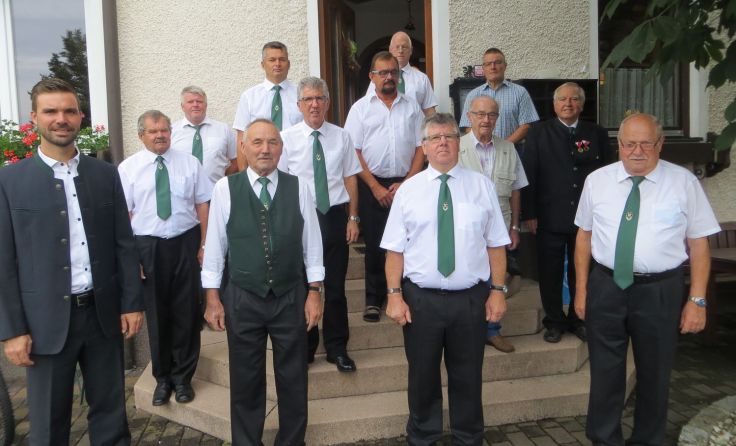 Der neugewählte Vorstand mit Bürgermeister David Bergsmann (vorne links) Foto: privat
