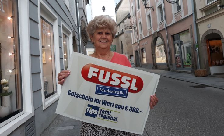 Maria Brandstetters Treue zu Tips wurde mit 300 Euro Fussl-Gutscheinen belohnt. Foto: Greindl