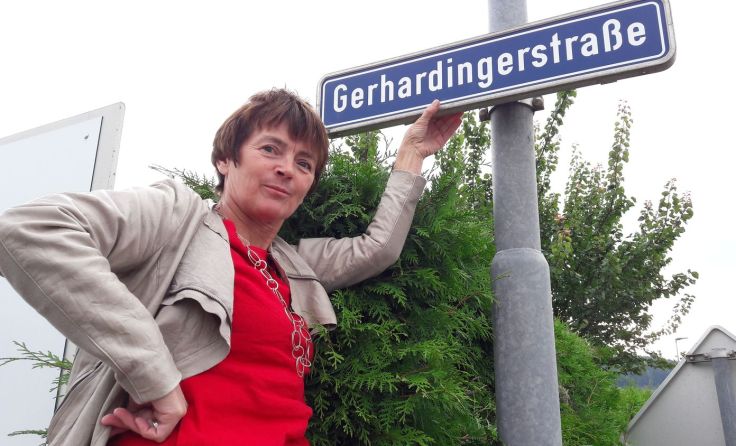 Heidemarie Pöschko vor dem Straßenschild der Gerhardingerstraße Foto: P und P Sozialforschung