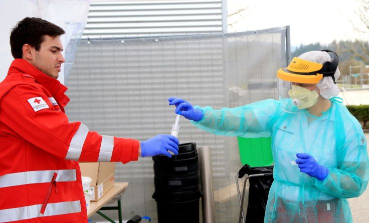 Hunderte Mitarbeite stehen bei der Testabnahme im Dauereinsatz. Foto: ÖRK