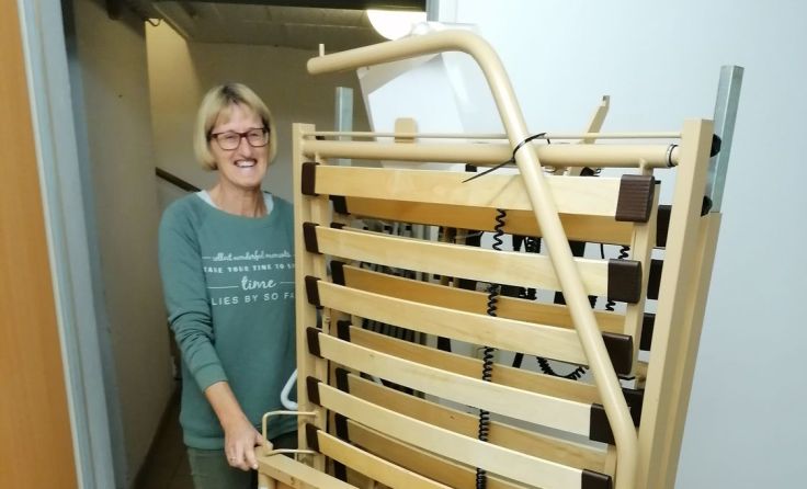 SMB-Nord-Büroleiterin Ernestine Panzenböck bringt ein Pflegebett ins Lager. Foto: SMB Nord