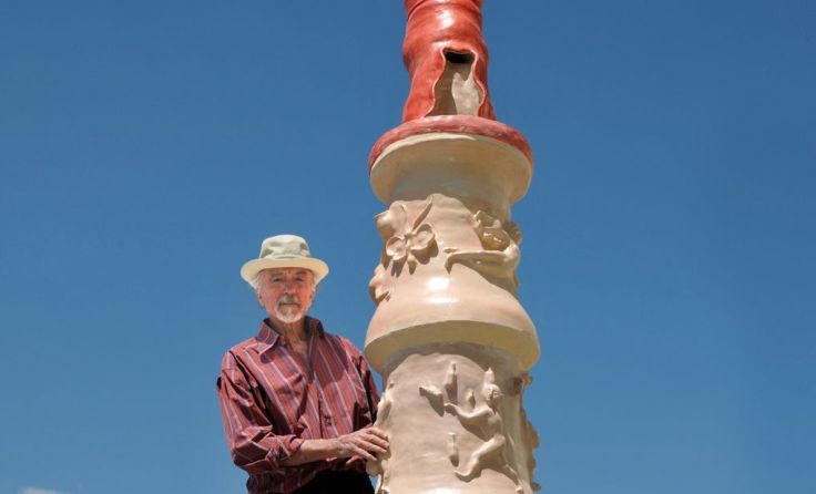 Arik Brauer mit der Figur des Brauerbrunnens Fotos: Lackner-Strauss