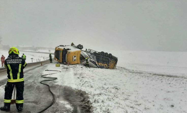 Lkw auf der B 38 verunglückt: Foto: Team fotokerschi.at / FF Lasberg Winklehner Alois