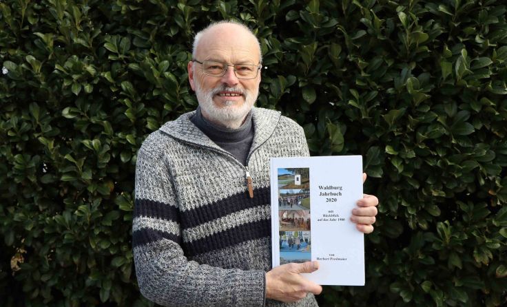 Herbert Preslmaier mit dem Waldburger Jahrbuch 2020 Foto: Erwin Summerauer