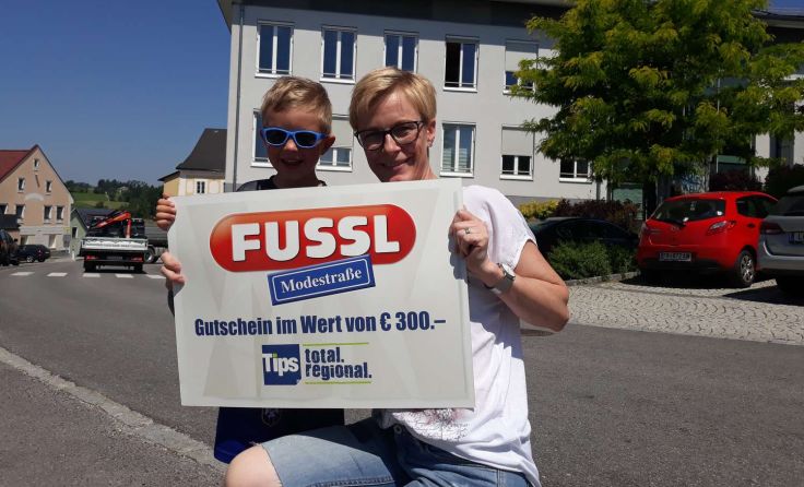 Kerstin Pum-Gstöttenmayr freute sich mit Sohn Milian über den Gewinn. Foto: Greindl