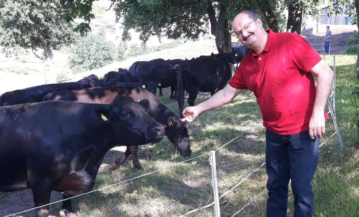 Bruno Seiser hat eine Vorliebe für seine pechschwarzen Angus-Rinder. Foto: Greindl