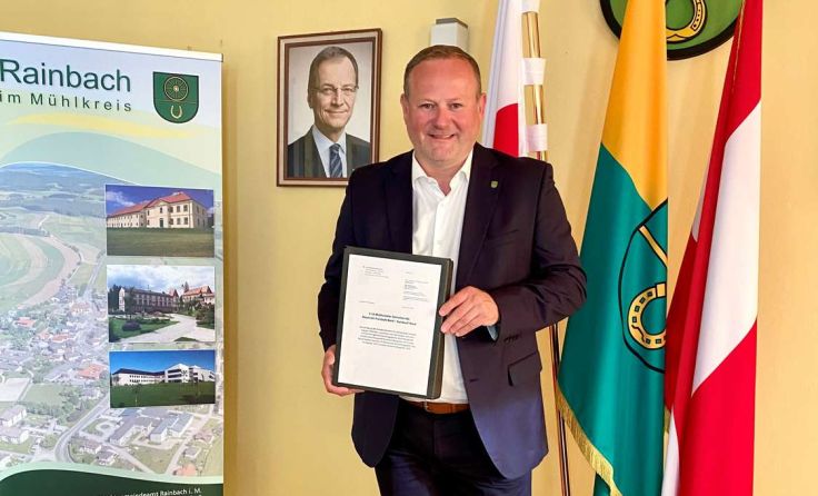 Rainbachs Bürgermeister Günter Lorenz mit dem UVP-Bescheid Foto: Marktgemeinde
