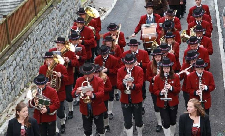 Feierlicher Einzug der Musikkapelle und der Freiwilligen Feuerwehr Foto: Danner