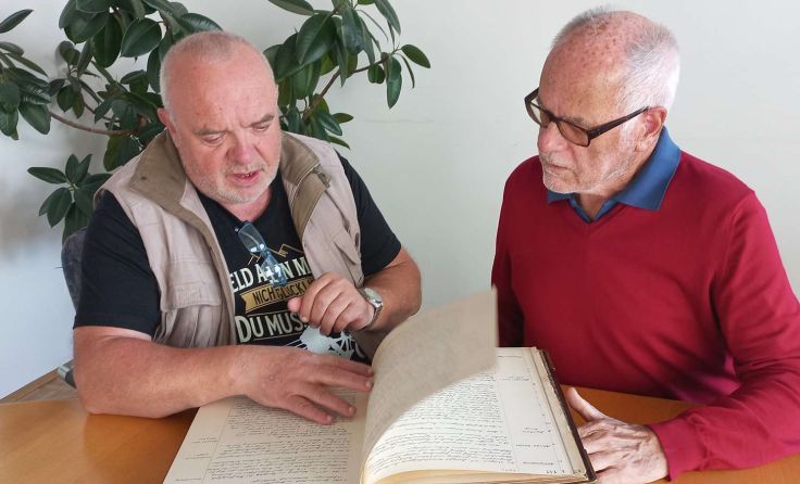Josef Schartmüller (l.) und Erwin Zeinhofer arbeiteten die historischen Quellen auf. Foto: privat