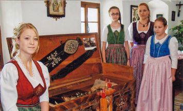 Goldhaubengruppe: Tracht - Kunsthandwerk - Tradition