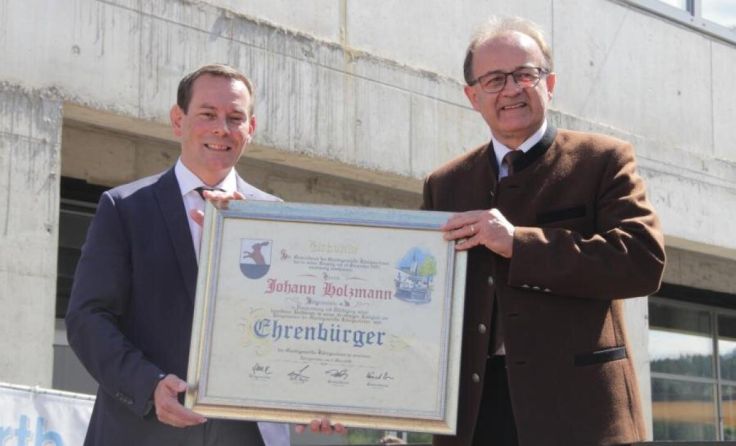 Ehrenbürger-Würde für Bürgermeister außer Dienst Johann Holzmann (r.) (Foto: Greindl)