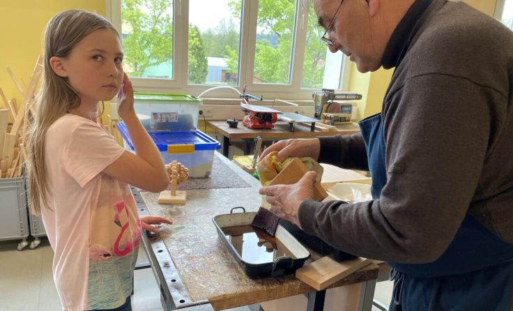 Unter Anleitung von Emil Traxler entstanden schöne Werkstücke. (Foto: MS Sandl)