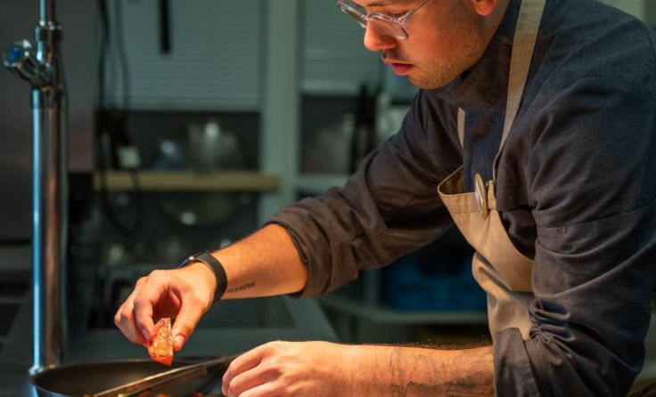 Küchenchef Niko Danninger begeistert mit einem vollkommen veganen Menü. (Foto: Dominik Derflinger)