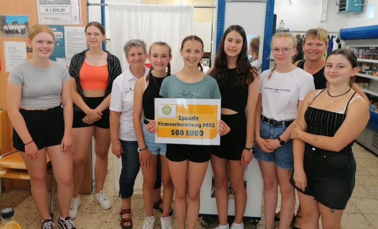 Die Firmgruppe Gutau bei der Übergabe der Spende mit Gitti Wolf (Foto: RKFR)