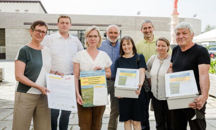 Unterschiftenübergabe in Freistadt (Foto: Werner Dedl)