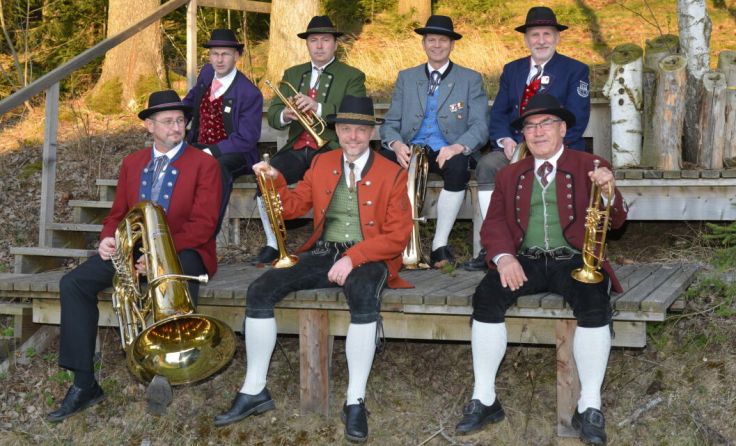 Die Gruppe "Grenzenlos 7" spielt Böhmische Blasmusik. (Foto: Herbert Preslmaier)