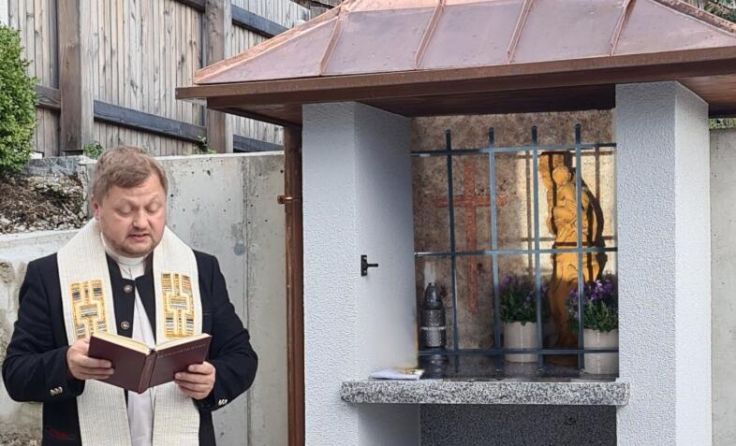 Pfarrer Nawrot weihte die Kirchberg-Kapelle ein. (Foto: Gerhard Wiesinger)