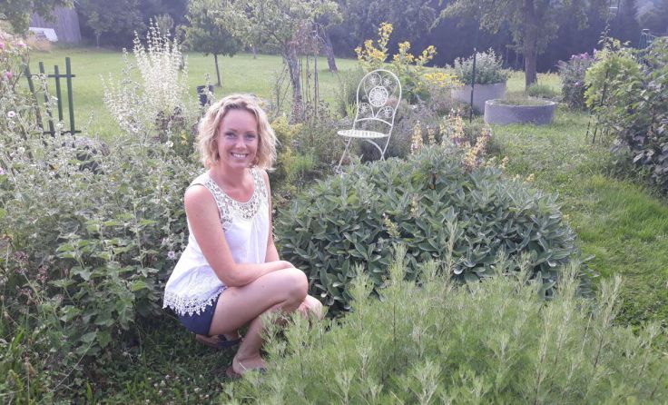 Im Kräutergarten (Foto: Greindl)