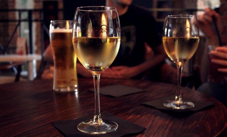 In die Gläser kommt Jungwein und Bockbier. (Foto: Jarosaw/Adobe Stock)