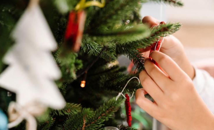 Christbaumschmücken im Jugendzentrum (Foto: Drobot Dean/Adobe Stock)
