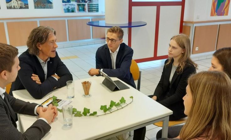 Erfolgreiche Absolventen und zukünftige Maturanten tauschten sich aus. (Foto: HAK/HTL)