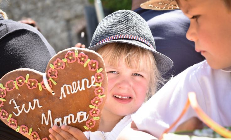 Kinder verkaufen herzliche Grüße (Foto: GouldFotografie)