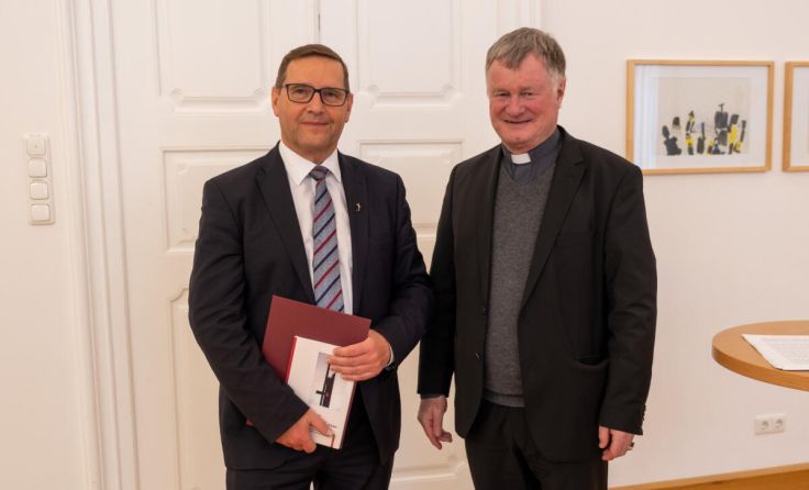 Pfarrer Hans Resch bei der Feier mit Bischof Manfred Scheuer (r.) (Foto: Diözese Linz/Kienberger)