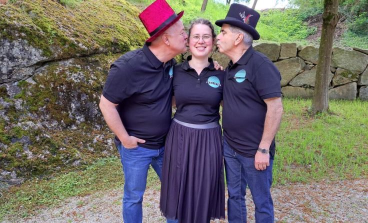 Umschwärmt: Chorleiterin Marlene Kerschreiter (Foto: privat)
