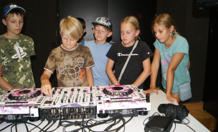 So viele Knöpfe und Regler: So ein DJ muss sich ganz schön gut auskennen! (Foto: privat)