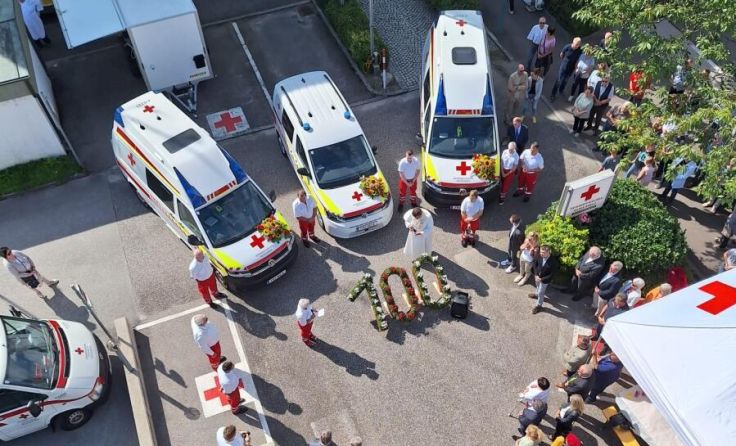 Den Auftakt des Festtages machte die Segnung von Rot Kreuz-Einsatzfahrzeugen. (Foto: privat)