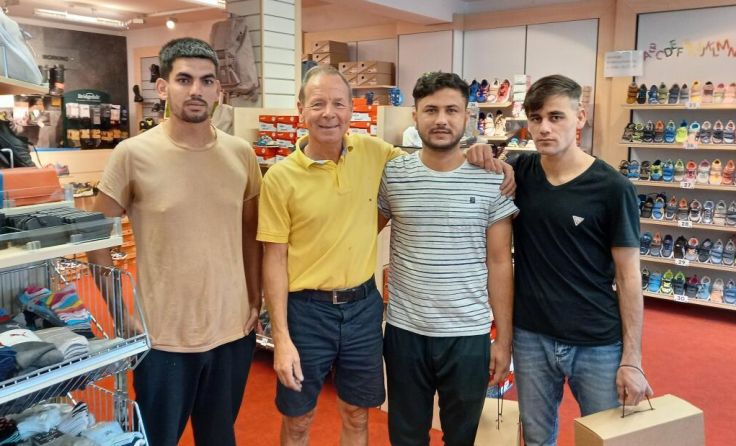 Josef Atteneder (2. v. l.) unterstützt die jungen Asylwerber aus Schönau. (Foto: privat)