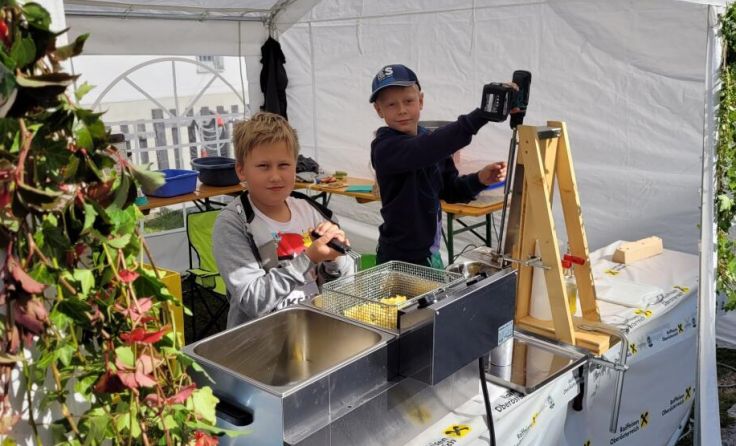 Auch die jungen Nachbarn werkten beim Charity-Stand eifrig mit. (Foto: privat)