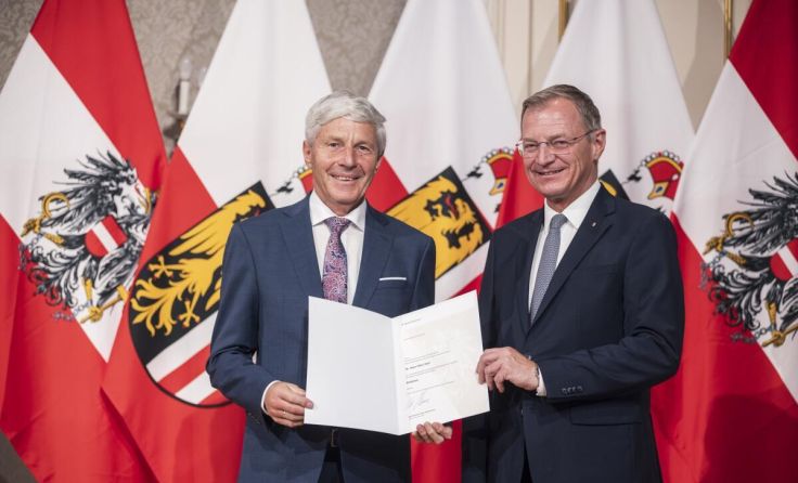 Landeshauptmann Thomas Stelzer überreichte Hans Peter Zierl das Ernennungsdekret. (Foto: Land OÖ)